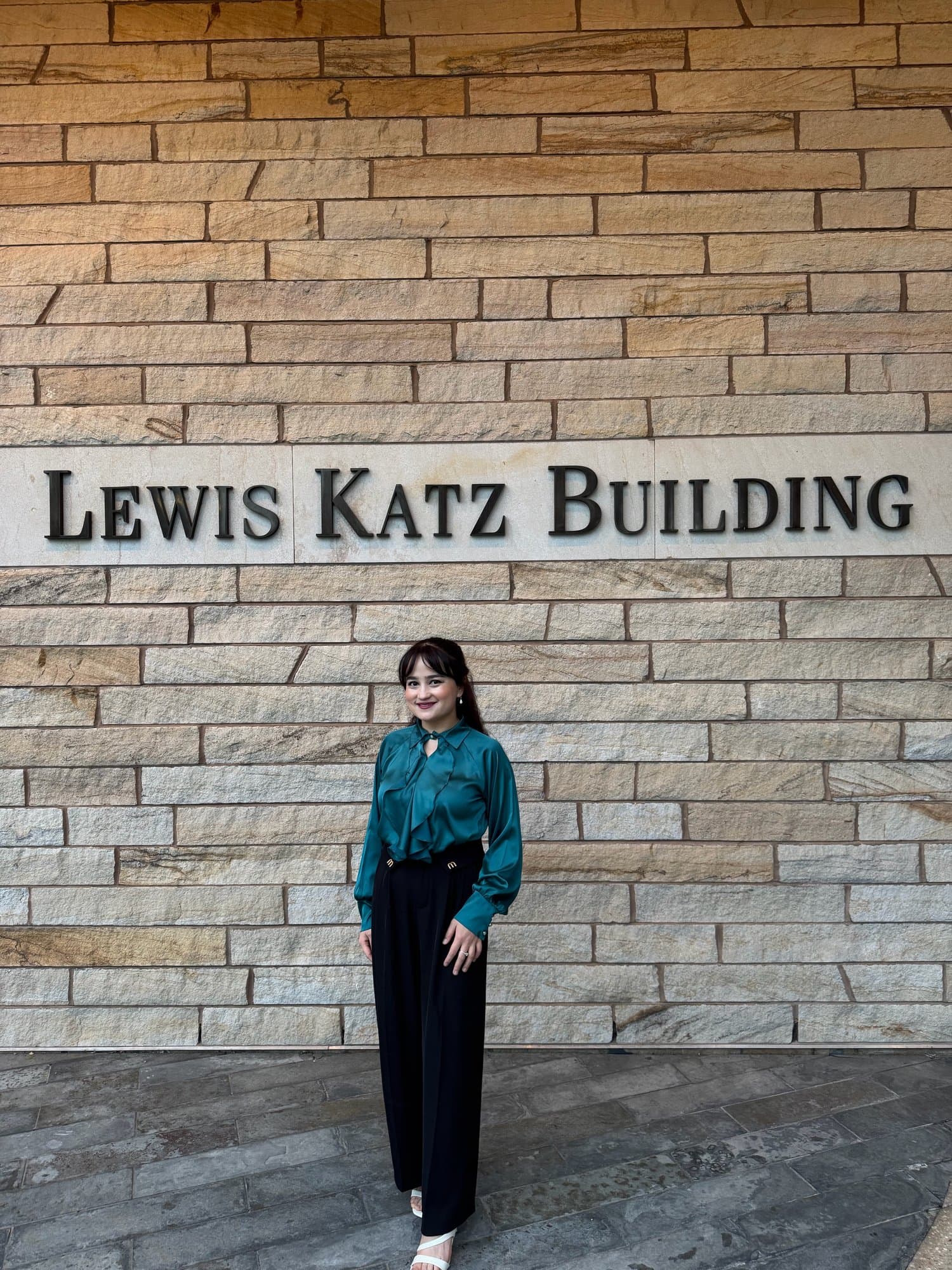 Farangiz Razakova Penn State Law Lewis Katz binosi oldida